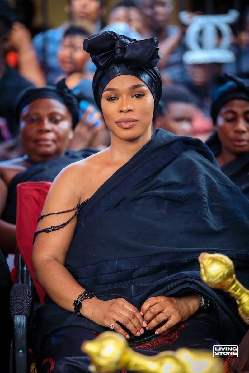 NEBASARK's tweet photo. Meet the Queen mother of Manso nkwanta Lousika ❤️. She has a song with sarkodie titled I need your love https://t.co/K54G0WIcHt