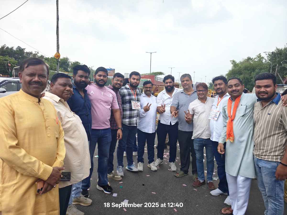 KamalR_BJP's tweet image. आज श्यामलाल कॉलेज पर जिला नवीन शाहदरा के जिलाध्यक्ष आदरणीय श्री @MasterBinodBjp जी के नेतृत्व में जिला के सभी देवतुल्य कार्यकर्ताओं नें #ABVP के पक्ष में मतदान करने के लिए सभी राष्ट्रभक्त विद्यार्थियों को प्रेरित किया।

#abvpvoice #ABVPForStudents #abvpdelhi #abvp_challenge