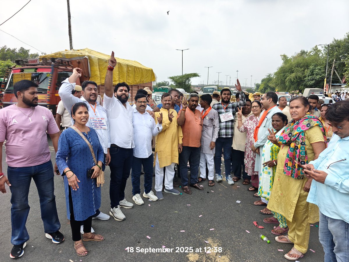 KamalR_BJP's tweet image. आज श्यामलाल कॉलेज पर जिला नवीन शाहदरा के जिलाध्यक्ष आदरणीय श्री @MasterBinodBjp जी के नेतृत्व में जिला के सभी देवतुल्य कार्यकर्ताओं नें #ABVP के पक्ष में मतदान करने के लिए सभी राष्ट्रभक्त विद्यार्थियों को प्रेरित किया।

#abvpvoice #ABVPForStudents #abvpdelhi #abvp_challenge