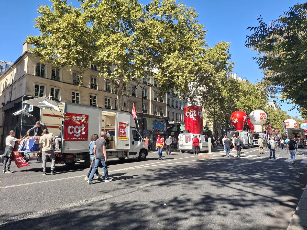 Syndicats et manifestants se mettent tranquillement en place aux alentours de la place de la Bastille, d’où la manifestation doit s’élancer à 14 heures.