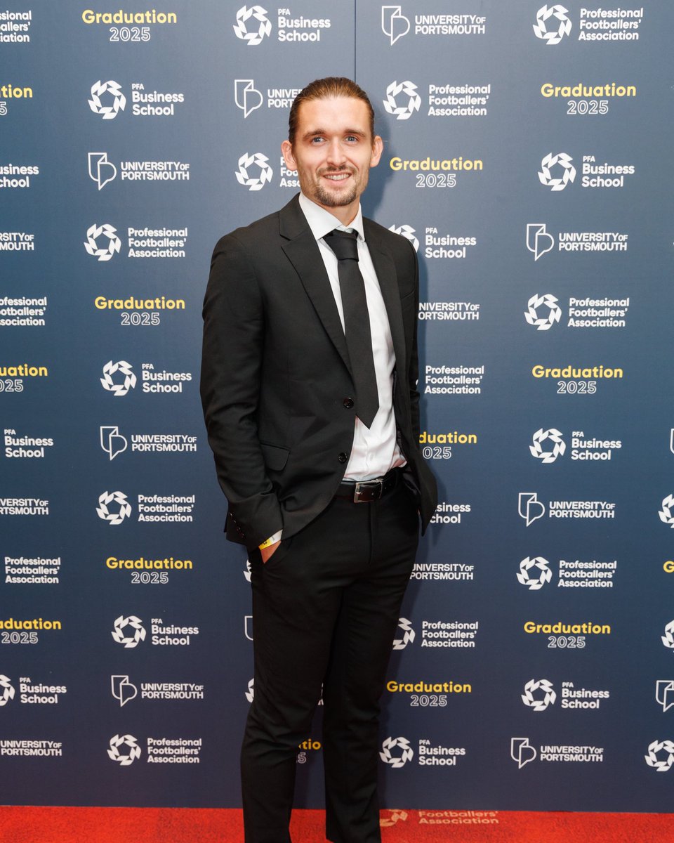 Harrogate Town midfielder Ben Fox graduated from the PFA Business School at the Emirates Stadium on Monday. 🎓

He’s secured a Diploma in Football Business Management 👏