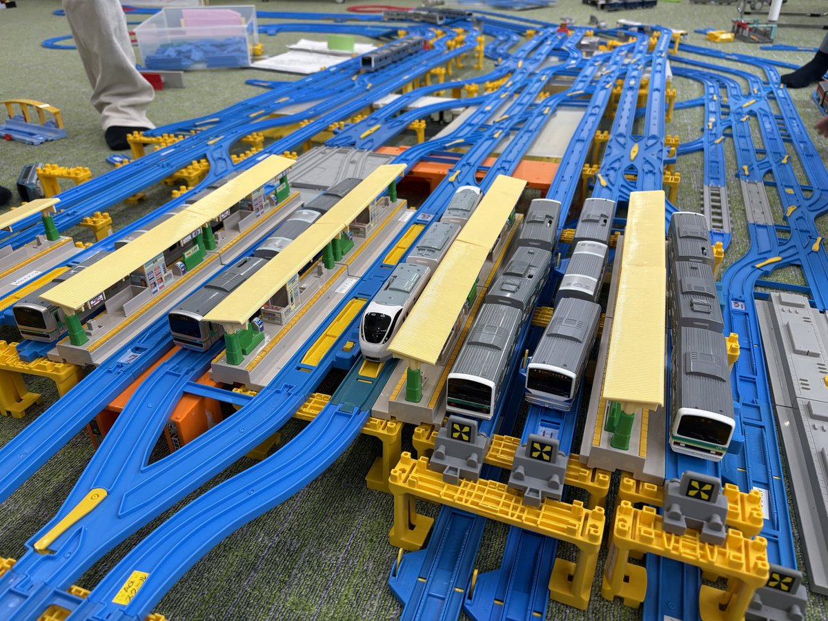 climbplatform17's tweet image. 北の玄関口🛤️上野駅

立体交差、2層構造、複雑な配線…

無謀な挑戦かと思いきや、生徒たちの手に掛かれば2時間ほどで完成してしまいます…😲

#小田急 #プラレール
#国鉄