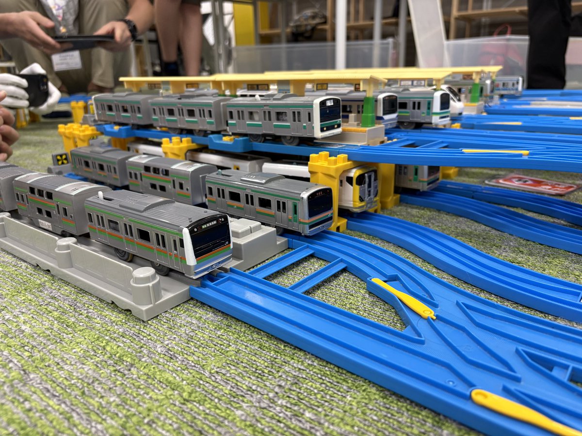 climbplatform17's tweet image. 北の玄関口🛤️上野駅

立体交差、2層構造、複雑な配線…

無謀な挑戦かと思いきや、生徒たちの手に掛かれば2時間ほどで完成してしまいます…😲

#小田急 #プラレール
#国鉄