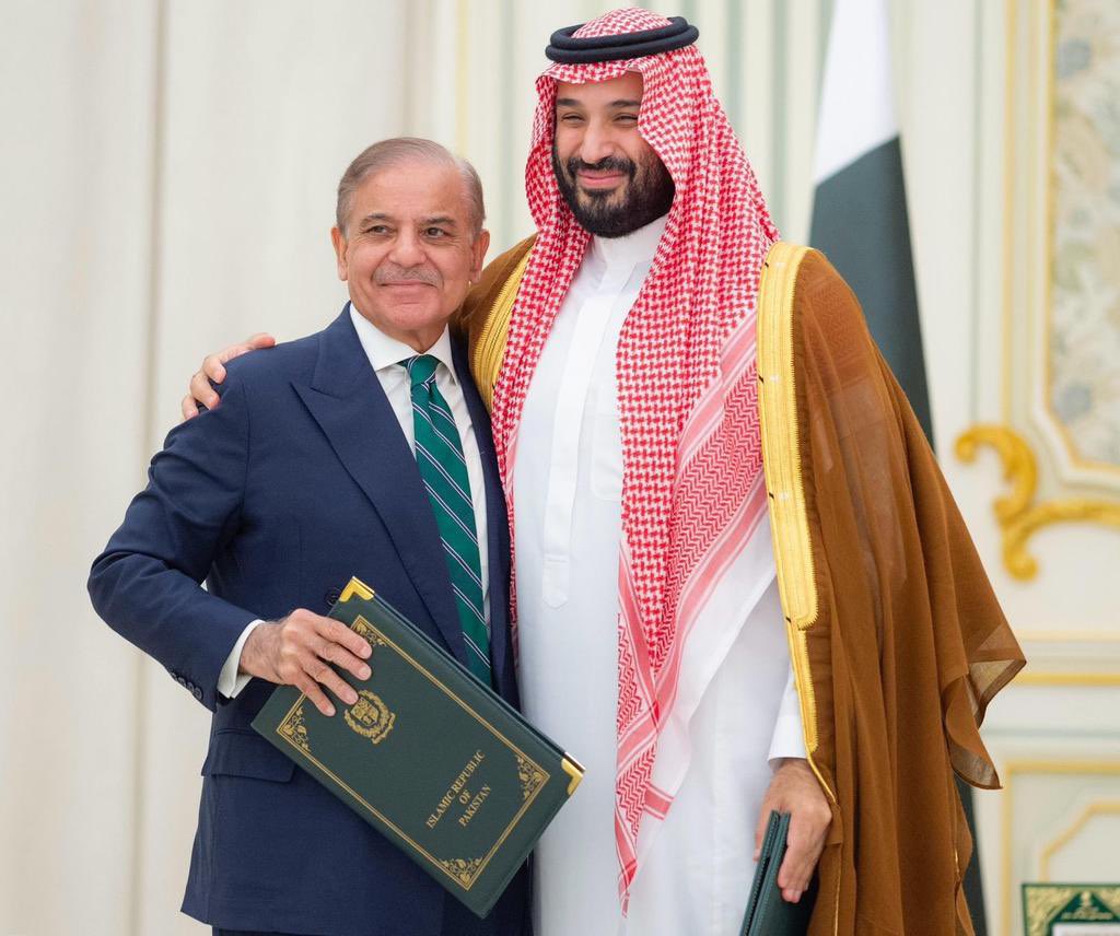 San3os1's tweet photo. الخيانة التي تعرضت لها قطر ستغير مجرى التحالفات في المنطقة (( الخيانة التي ستتحول إلى خيرة بإذن الله )) .

- توقيع إتفاقية الدفاع المشترك بين السعودية وباكستان خطوة ذكية وجبارة وتعتبر حدث تاريخي 🔥

- زيارة الشيخ تميم للأردن لم تكن مجرد زيارة والأيام ستكشف إيجابيات الزيارة التاريخية 👌

- الإجتماع الذي حصل بين لاريجاني وبين الأمير محمد بن سلمان في الرياض لم يكن مجرد إجتماع 👍