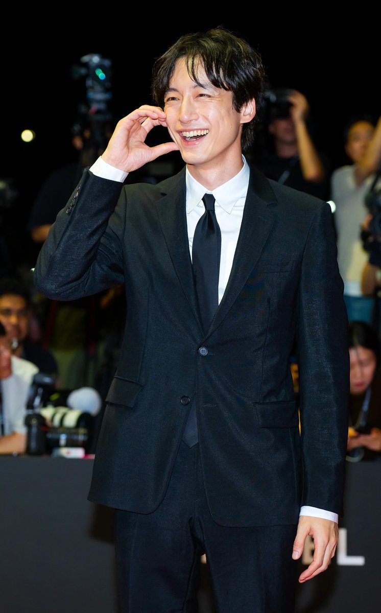 voguejp's tweet photo. 第30回釜山国際映画祭が開幕！日本からは『盤上の向日葵』の渡辺謙や #坂口健太郎 らが参加。華やかなレッドカーペットルックをお届け！
https://t.co/9RyJZhqdeB https://t.co/W1lsM8pVAD