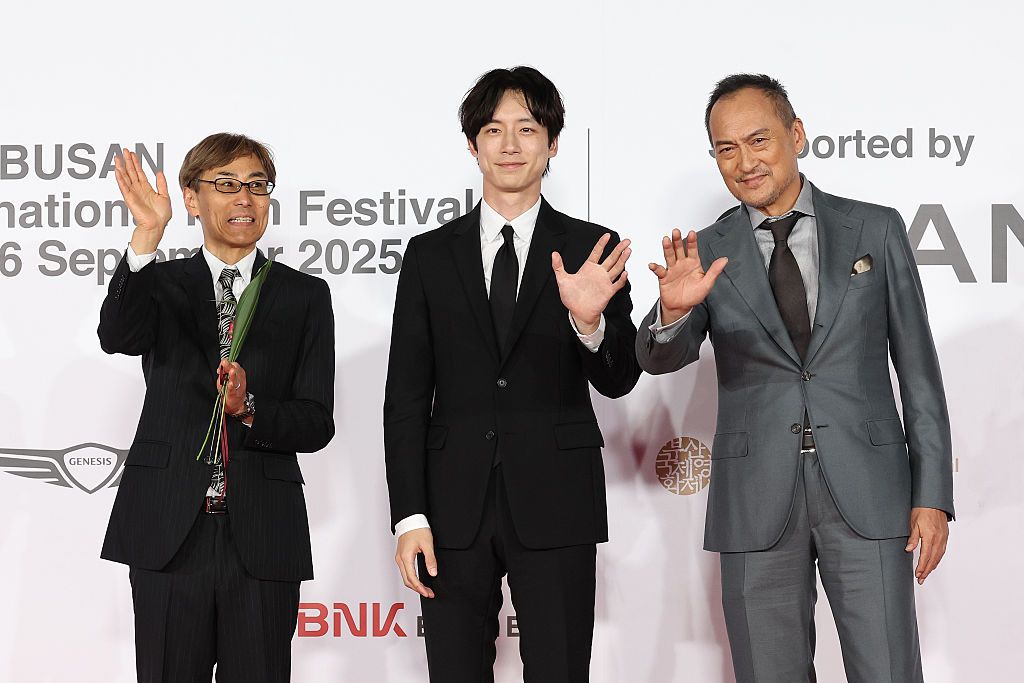 voguejp's tweet photo. 第30回釜山国際映画祭が開幕！日本からは『盤上の向日葵』の渡辺謙や #坂口健太郎 らが参加。華やかなレッドカーペットルックをお届け！
https://t.co/9RyJZhqdeB https://t.co/W1lsM8pVAD