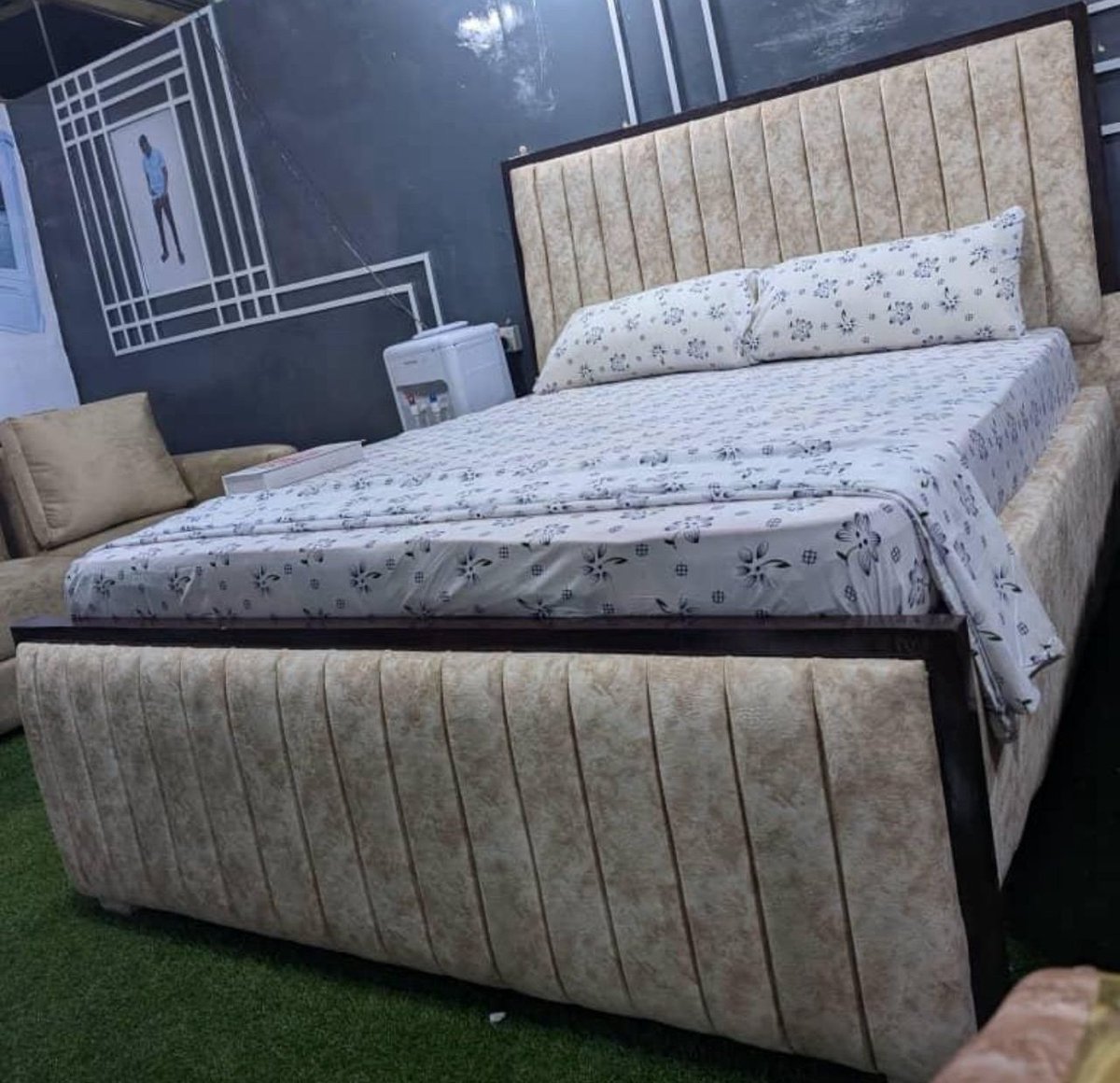 Bed sofa 
5*6
Bei: 200,000 tu
Call 0712908685