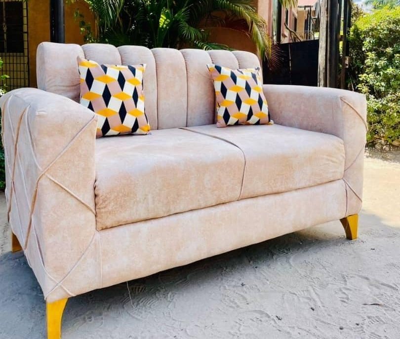 Sofa ya watu wawili 
Sasa lipia
185,000 tu badala ya 200,000
Call 0712908685