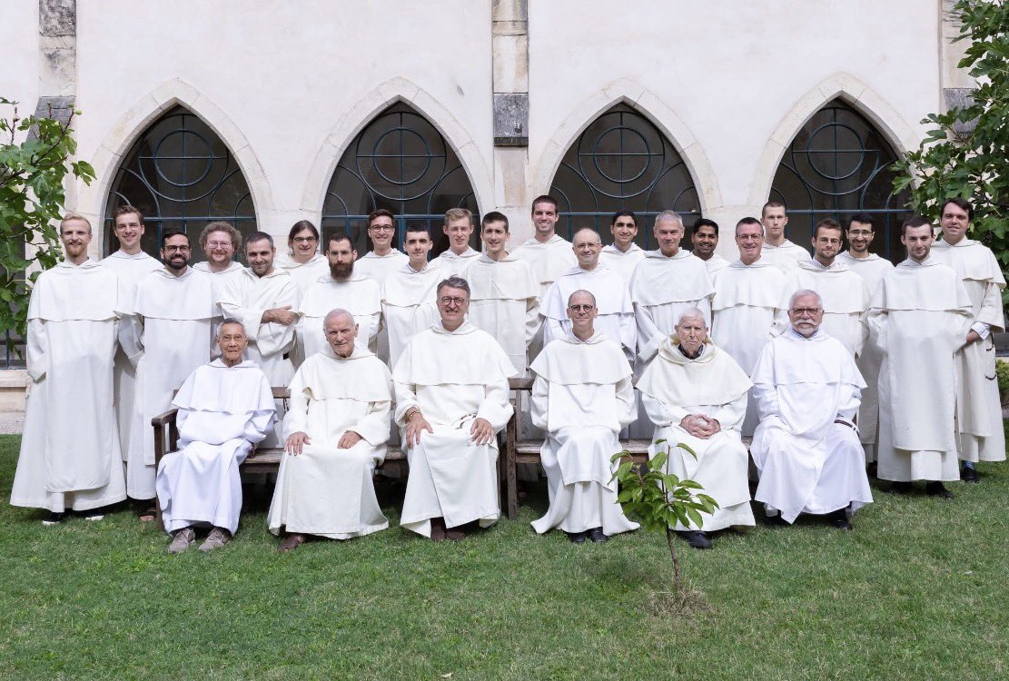 Je vous présente ma communauté (couvent dominicain du St Nom de Jésus à Lyon, Dominicains - Province de France) dans sa version 2025-26. Nous sommes 11 frères prêtre et 18 frères en formation (entre la fin du noviciat et l’ordination presbytérale). 🙏🏻