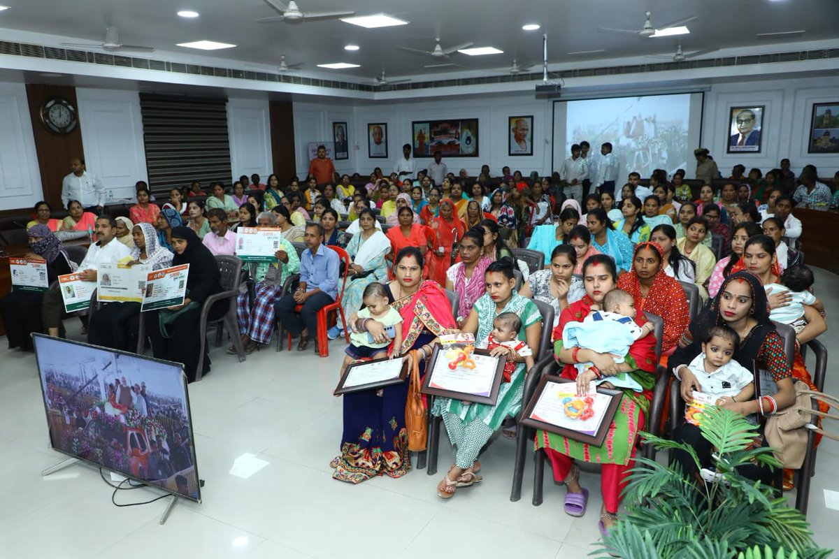 दिनांक 17.09.2025 को मा.प्रभारी मंत्री श्री नितिन अग्रवाल जी, मा. सदर विधायाक, जिलाधिकारी महोदया, मुख्य विकास अधिकारी महोदय द्वारा पोषण माह सितम्बर 2025  के शुभारम्भ किया गया तथा   गोद भराई और अन्नप्राशन कराया, PMMVY प्रमाणपत्र प्रदान किए।
<a href="/MinistryWCD/">Ministry of WCD</a> 
<a href="/POSHAN_Official/">POSHAN Abhiyaan</a>