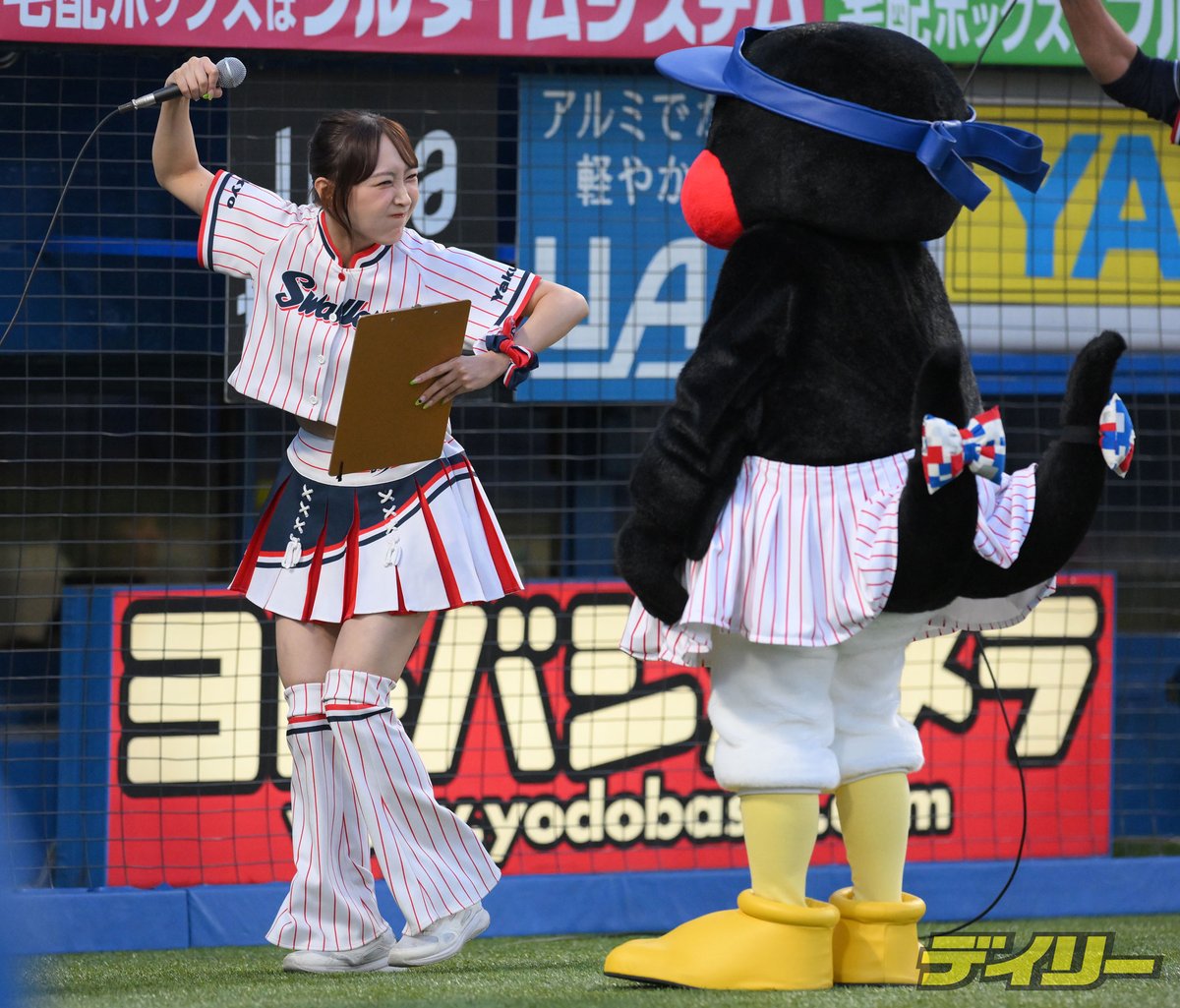 きょうの神宮から。神宮グルメを紹介中のAKANEKOさんにマイクのコードを巻き付けるつばみちゃん。あとで怒られていました😂2025.09.18
#swallows #つばみ #Passion
