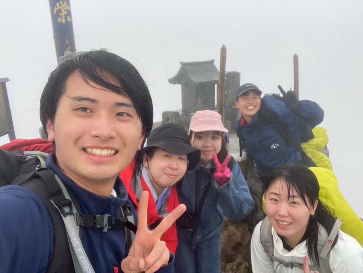 yamamedmt's tweet photo. 【活動報告】　9/13-15 秋合宿 八ヶ岳(長野県・山梨県)

日本海側の悪天候により急遽立山から八ヶ岳に変更し
いざ！とは言え八ヶ岳��も天候には恵まれず、、、、
天候がやや回復した午後に爆風に晒されながらなんとか赤岳に登頂しそしてまさかの初代部長にお会いしたりと密度の濃い楽しい3日間でした！ https://t.co/6OVBrqIOfk