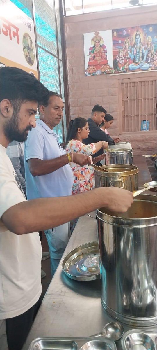 Tej_AnanthKumar's tweet image. The Nitya Annadaan program in Bengaluru,Hubballi,Kalaburagi,Jodhpur &amp;amp; Ayodhya is a symbol of society’s compassion for the needy.
Sponsorship is ₹2,500 per day/center in Karnataka (7 centers) &amp;amp; ₹5,100 per day per center in Ayodhya &amp;amp; Jodhpur. 
Join hands in serving the humanity.