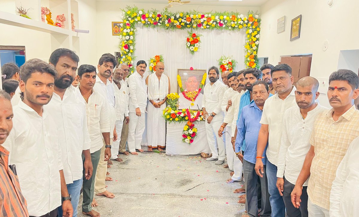 మహబూబ్ నగర్ రూరల్ మండలం తెలుగు గూడెం గ్రామానికి చెందిన BRS పార్టీ సీనియర్ నాయకులు, మాజీ ఉప సర్పంచ్ మందడి భీమయ్య గౌడ్ గారి దశదిన కర్మ సందర్భంగా మాజీ మంత్రివర్యులు వి శ్రీనివాస్ గౌడ్ గారు భీమయ్య గౌడ్ గారి చిత్రపటానికి పూలు వేసి నివాళులు అర్పించారు.