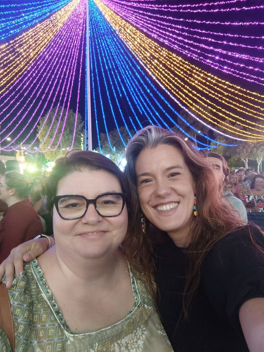 Nieves Navarro cerró la #FeriaAlbacete2025 en el stand de Amnistía último minuto de ruido por Gaza, emocionante y reivindicativo. Luego, piromusical mágico en el Parque Lineal y cierre en la Puerta de Hierros. ¡Nuevo año albaceteño y cuenta atrás para la Feria 2026! 🎡✨