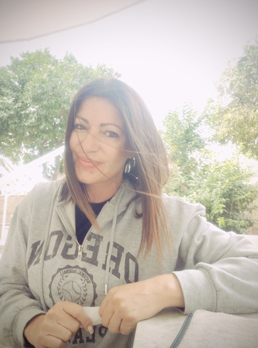 Χειμωνάκηδες αντε γαμηθείτε κι εσείς και τα φούτερ σας.