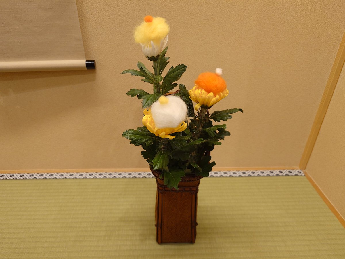 とある割烹の床の間。生け花で菊の花の上に綿が乗っていました。
なんと可愛らしい！
Google先生に聞いてみたら「菊の着せ綿」重陽の節句（旧暦9/9）の行事。翌朝の霧と菊の香りが染み込んだ綿で肌を拭き無病息災を願う風習とのこと。