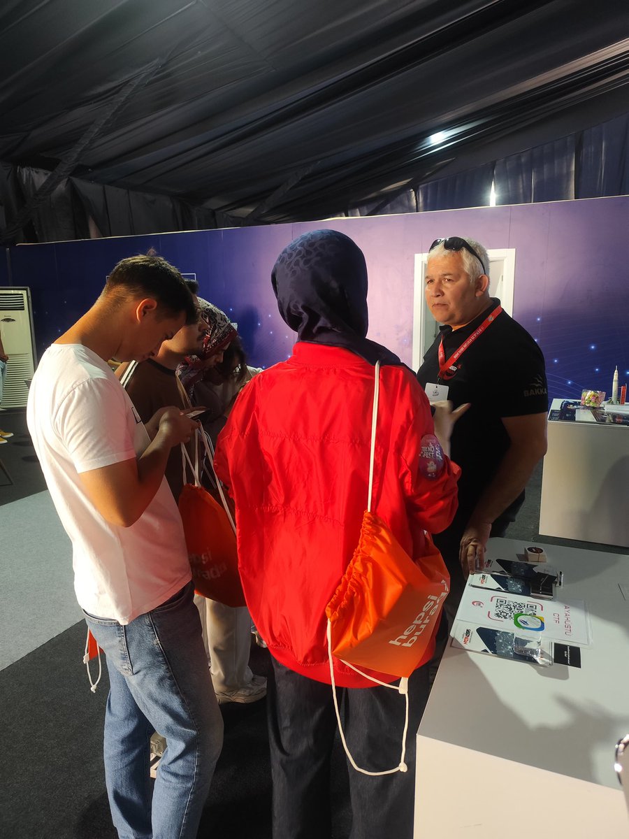 🔎 Bizi bul, İHA’yı kurtar!
#Teknofest2025 alanında siyah kapşonlu hacker’ların kartlarında gizemli bir QR kod göreceksiniz…

💻 O kod seni keyifli bir Siber Güvenlik yarışmasına götürecek.

🚀 Eğer tüm aşamaları başarıyla tamamlarsan, İHA’yı kurtarma kodunla birlikte seni