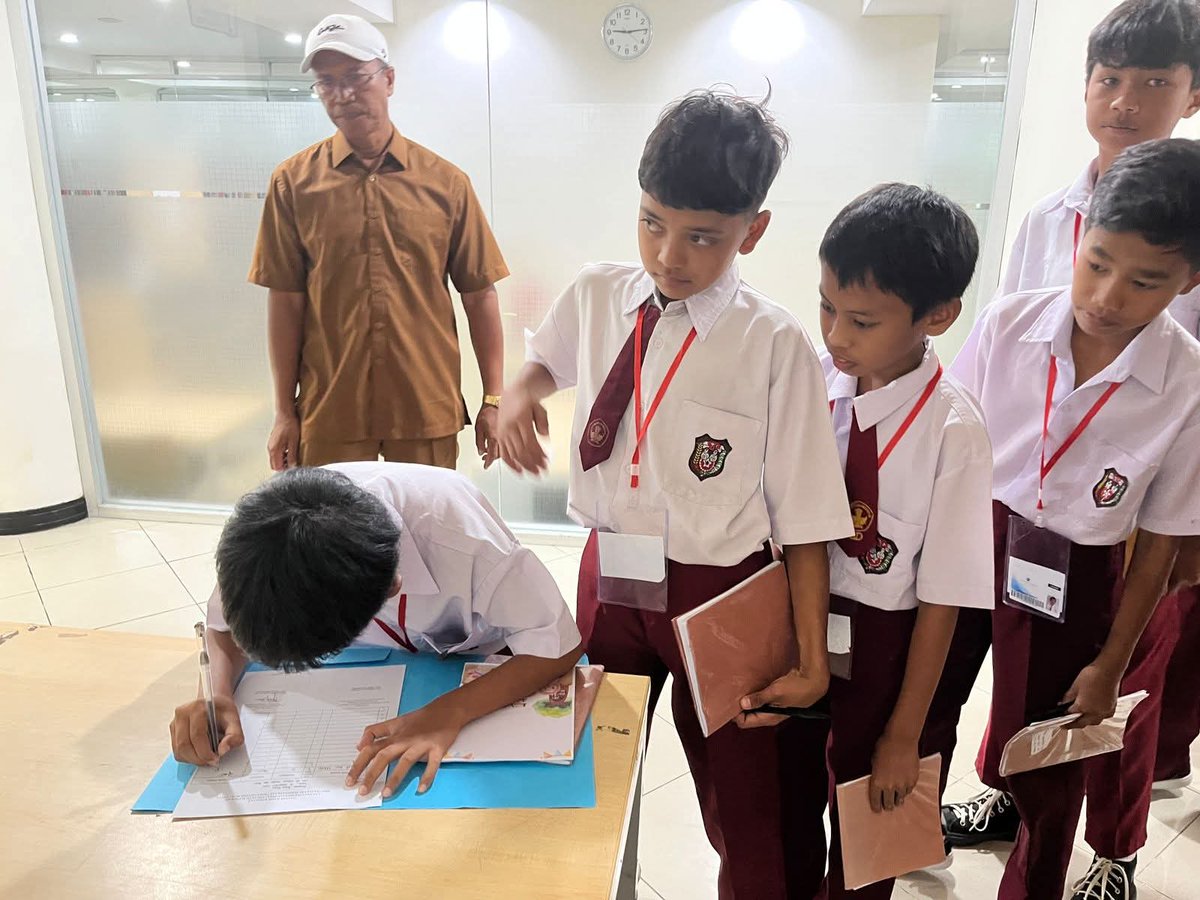 hatta_perpusnas's tweet image. Yuk ajak teman sekolah atau komunitas kamu untuk berkunjung ke Perp ustakaan Proklamator Bung Hatta dengan menghubungi : 0821 7284 7955
#PerpustakaanHadirDemiMartabatBangsa #infoperpus #layananppbh #perpustakaannasional #uptppbh #ayokeperpustakaan #kunjunganperpustakaan