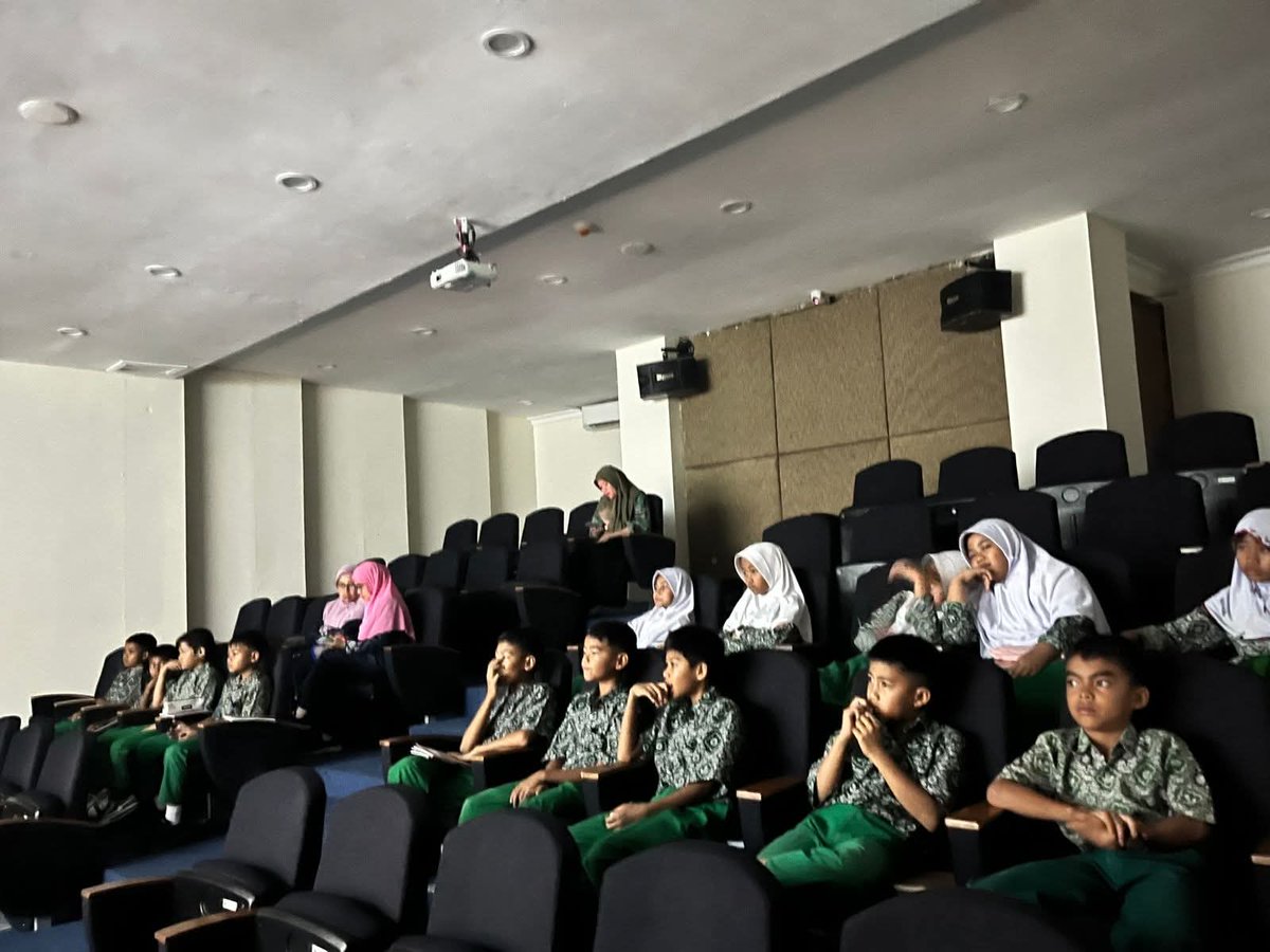 hatta_perpusnas's tweet image. Yuk ajak teman sekolah atau komunitas kamu untuk berkunjung ke Perp ustakaan Proklamator Bung Hatta dengan menghubungi : 0821 7284 7955
#PerpustakaanHadirDemiMartabatBangsa #infoperpus #layananppbh #perpustakaannasional #uptppbh #ayokeperpustakaan #kunjunganperpustakaan