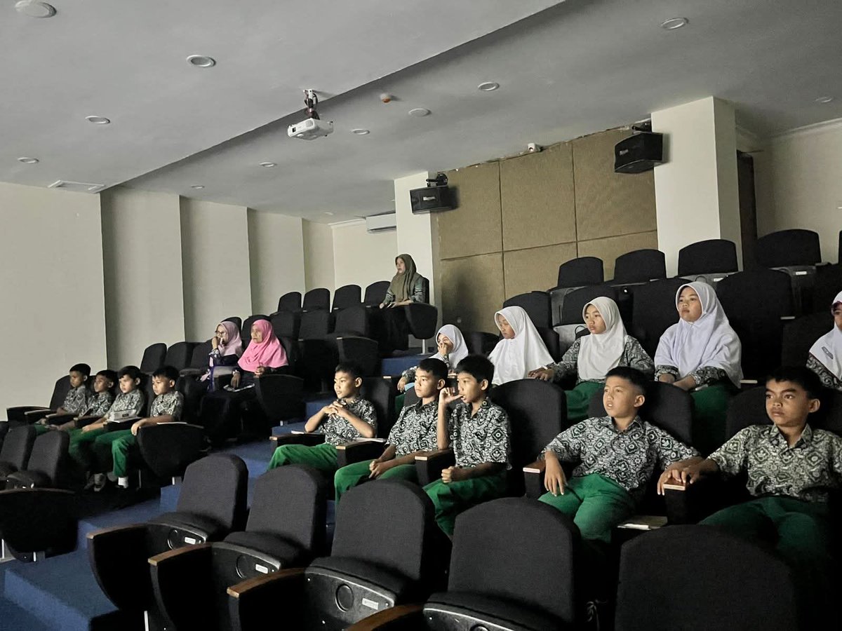 hatta_perpusnas's tweet image. Yuk ajak teman sekolah atau komunitas kamu untuk berkunjung ke Perp ustakaan Proklamator Bung Hatta dengan menghubungi : 0821 7284 7955
#PerpustakaanHadirDemiMartabatBangsa #infoperpus #layananppbh #perpustakaannasional #uptppbh #ayokeperpustakaan #kunjunganperpustakaan