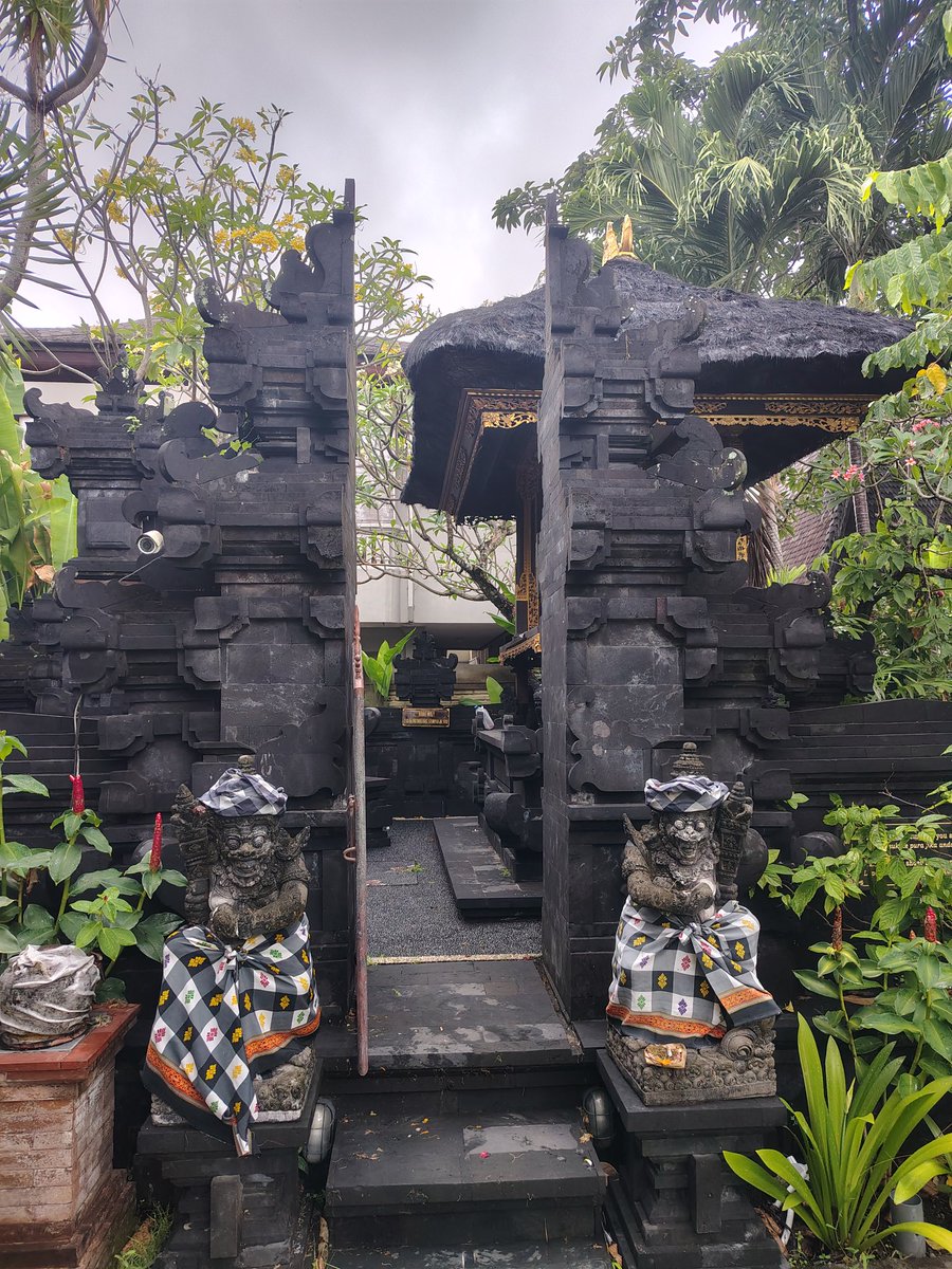 Vind je ineens een kleine shrine gewoon in je hotel.