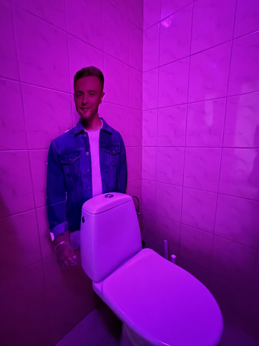 шанс того что в модном варшавском заведении  во время посещения туалета тебя сзади будет оберегать картонный егор крид катастрофически мал, но никогда не равен нулю