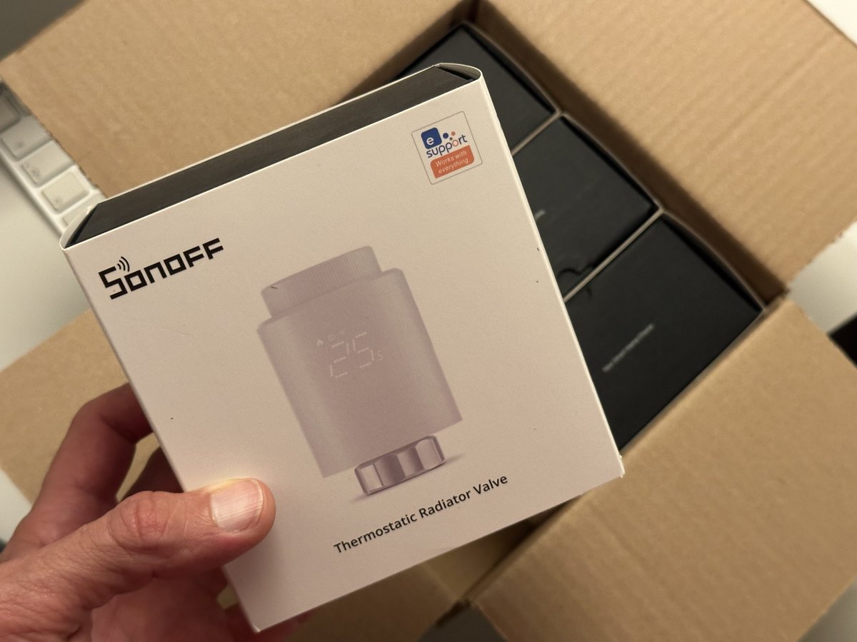 KutilDomaci's tweet image. #DnešníPošta přinesla set Sonoff TRVZB ZigBee termoststických hlavic. Topná sezona může začít! 
#zigbee #homeassistant