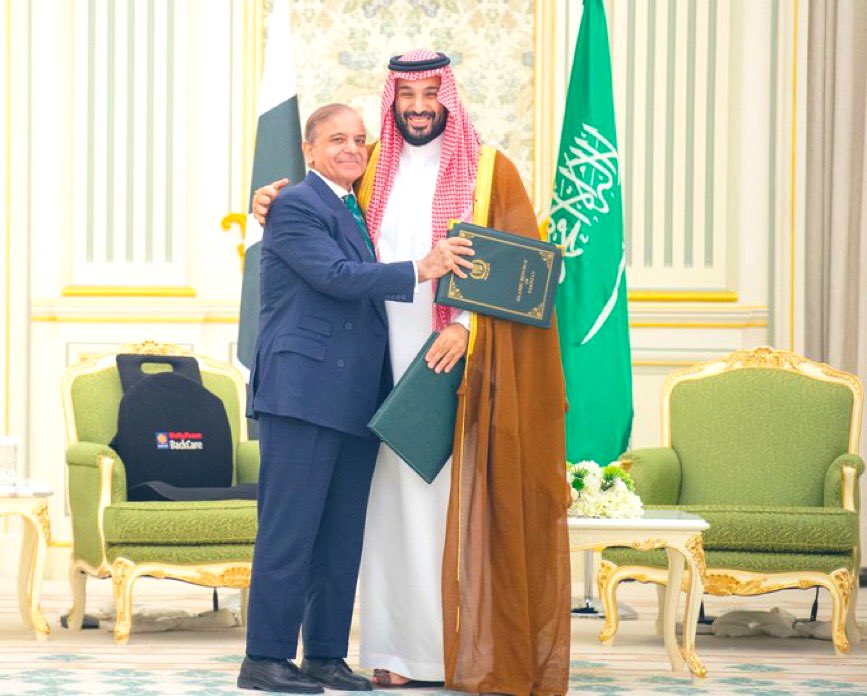 NewsNow4world1's tweet photo. 🚨رئيس وزراء #باكستان: أدعو الله أن تواصل علاقات الصداقة بين باكستان والمملكة العربية #السعودية مسيرة ازدهارها نحو آفاق أرحب من المجد والتقدم، إن شاء الله. https://t.co/E8DjAlUhJH