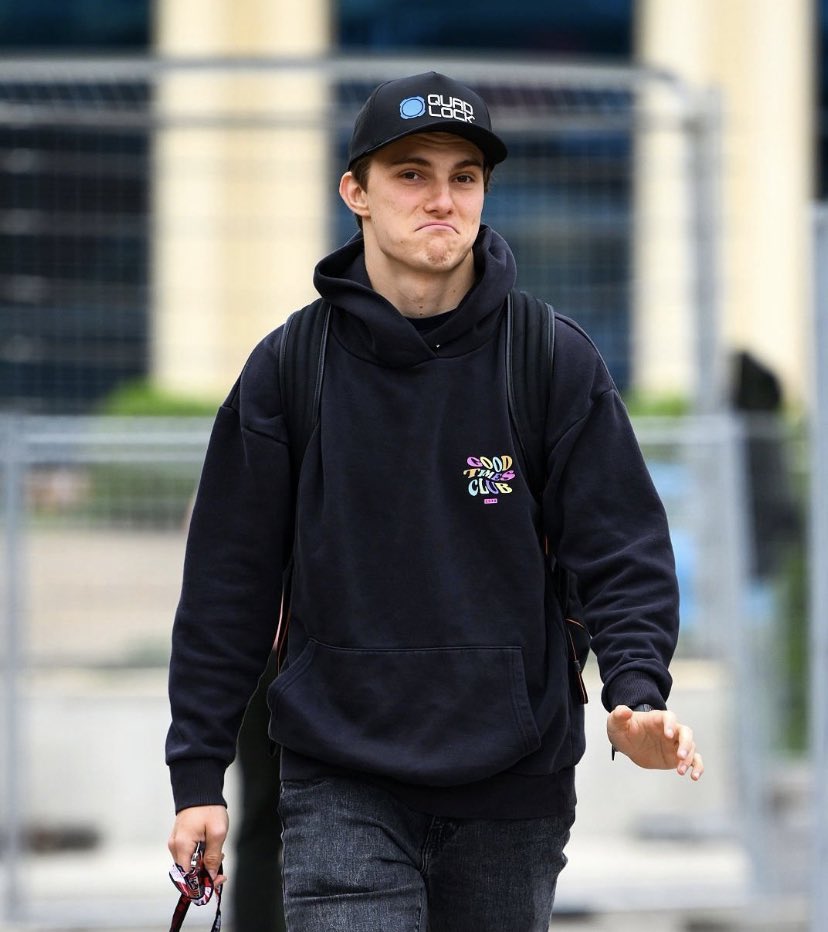 LN4_OP81__'s tweet photo. OP📸: Oscar arriving at the track https://t.co/x6jJYdgx0d