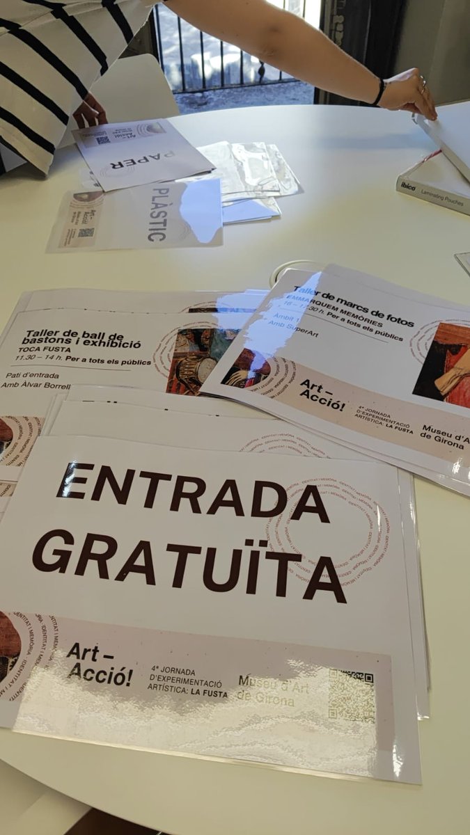 Preparant els últims detalls de la jornada d'Art-Acció!
Un dia ple d'activitats i propostes per descobrir la FUSTA a través de l'experimentació artística.

No hi falteu!

📅Dissabte 20 de setembre
⏰11 - 19 h
📌Museu d'Art de Girona

museuart.cat/art-accio-4a-j…