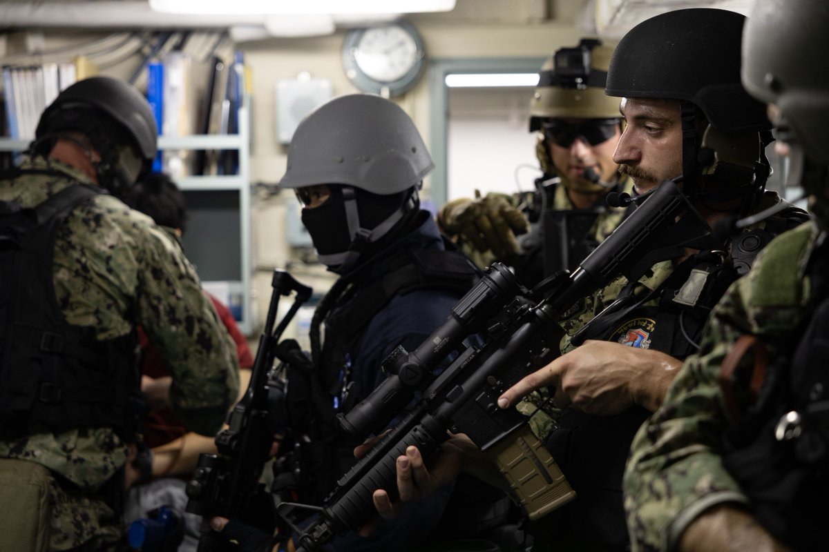 US7thFleet's tweet image. High-seas trilateral security!
The Japan Maritime Self-Defense Force, Republic of Korea Navy, and U.S. Navy took part in a trilateral Visit, Board, Search and Seizure exercise in support of Freedom Edge 25 in the U.S. 7th Fleet Area of Operations, Sept. 15.
#FreedomEdge