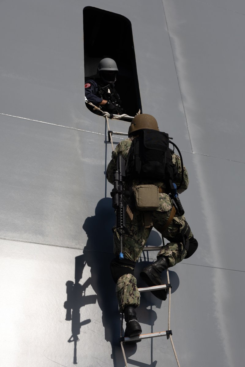 US7thFleet's tweet image. High-seas trilateral security!
The Japan Maritime Self-Defense Force, Republic of Korea Navy, and U.S. Navy took part in a trilateral Visit, Board, Search and Seizure exercise in support of Freedom Edge 25 in the U.S. 7th Fleet Area of Operations, Sept. 15.
#FreedomEdge