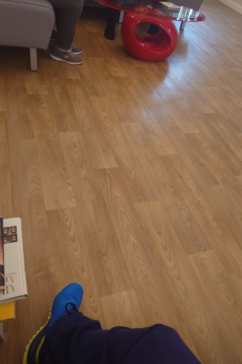 Sitze nun seit knapp 30 Minuten im #wartezimmer um zur Zahn-OP aufgerufen zu werden.