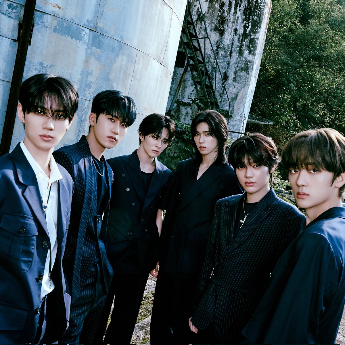 <LOST> by #LUN8 has now surpassed 30,000 copies sold on Hanteo.