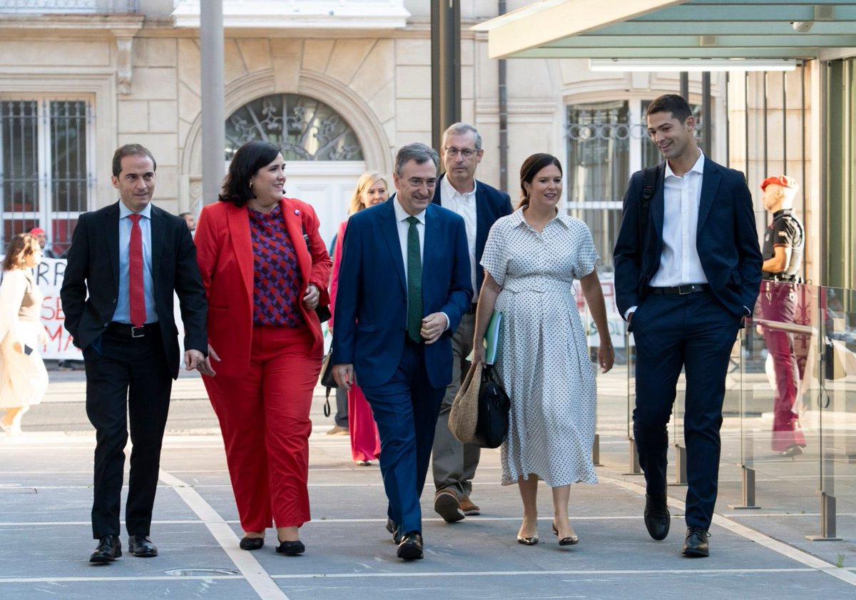 AITOR_ESTEBAN's tweet photo. Lehen urtearen balantzea, autokritika, diagnosi zehatza gizarteak dauzkan erronka berriei aurre eginez eta proposamenak. 

El discurso del Lehendakari en su primer pleno de política general demuestra que hay Agenda vasca para seguir siendo un País fiable y confiable. 

Estabilidad y rumbo claro en tiempos de incertidumbre, señas de identidad de EAJ-PNV.