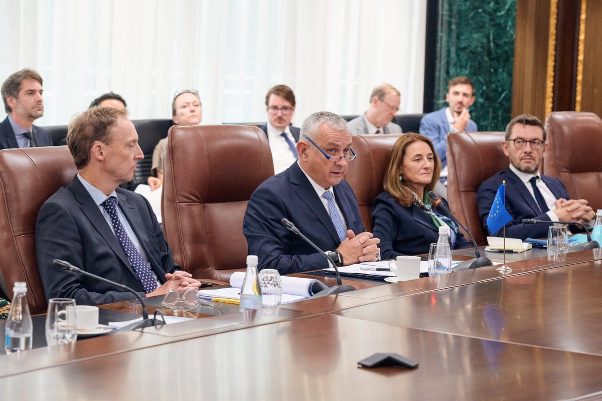 EUinNamibia's tweet photo. 🇪🇺🇳🇦 @EU_Partnerships Commissioner Jozef Síkela &amp; @ep_diplomacy @EP_Development Chair Barry Andrews led a high-level EU del to Namibia, meeting H.E. President Nandi-Ndaitwah to deepen ties under the #GlobalGateway.

Focus: clean energy, skills, SMEs &amp; sustainable growth. Ctd… https://t.co/0VZpzfb9pB