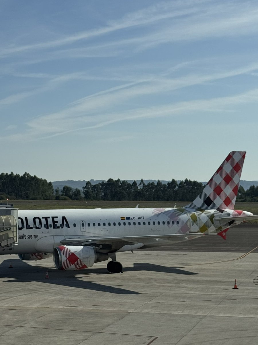 319 de <a href="/volotea/">Volotea</a> en el aeropuerto de SCQ. A ver si pronto vuelan regularmente