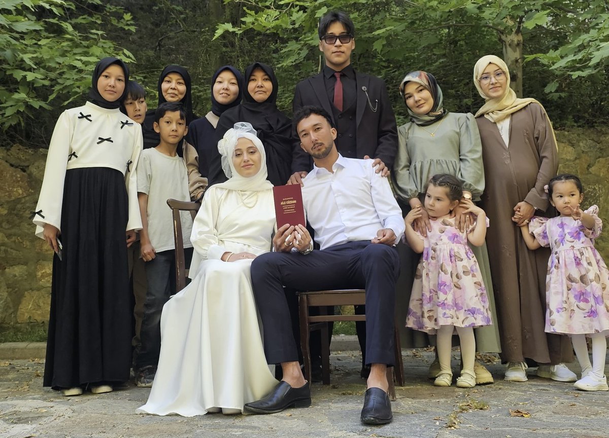 Sesim için kusura bakmayın. Birazdan ninemi defnedecekler de bu yüzden kötü oldum. Ben burada mahsur kaldığım için babam defnedecek.

Aslında benim hikâyem dokuz ay önce başladı.

Ben Mekke’de doğup büyüdüm. Ailem oraya 45 yıl önce Afganistan’dan gelmişti. 10 yıl önce de