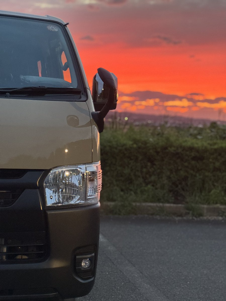tocamp0106's tweet photo. 凄い夕日
日暮れも早くなりましたね🫥
 #ハイエース  #夕日 https://t.co/JR16ycCJll