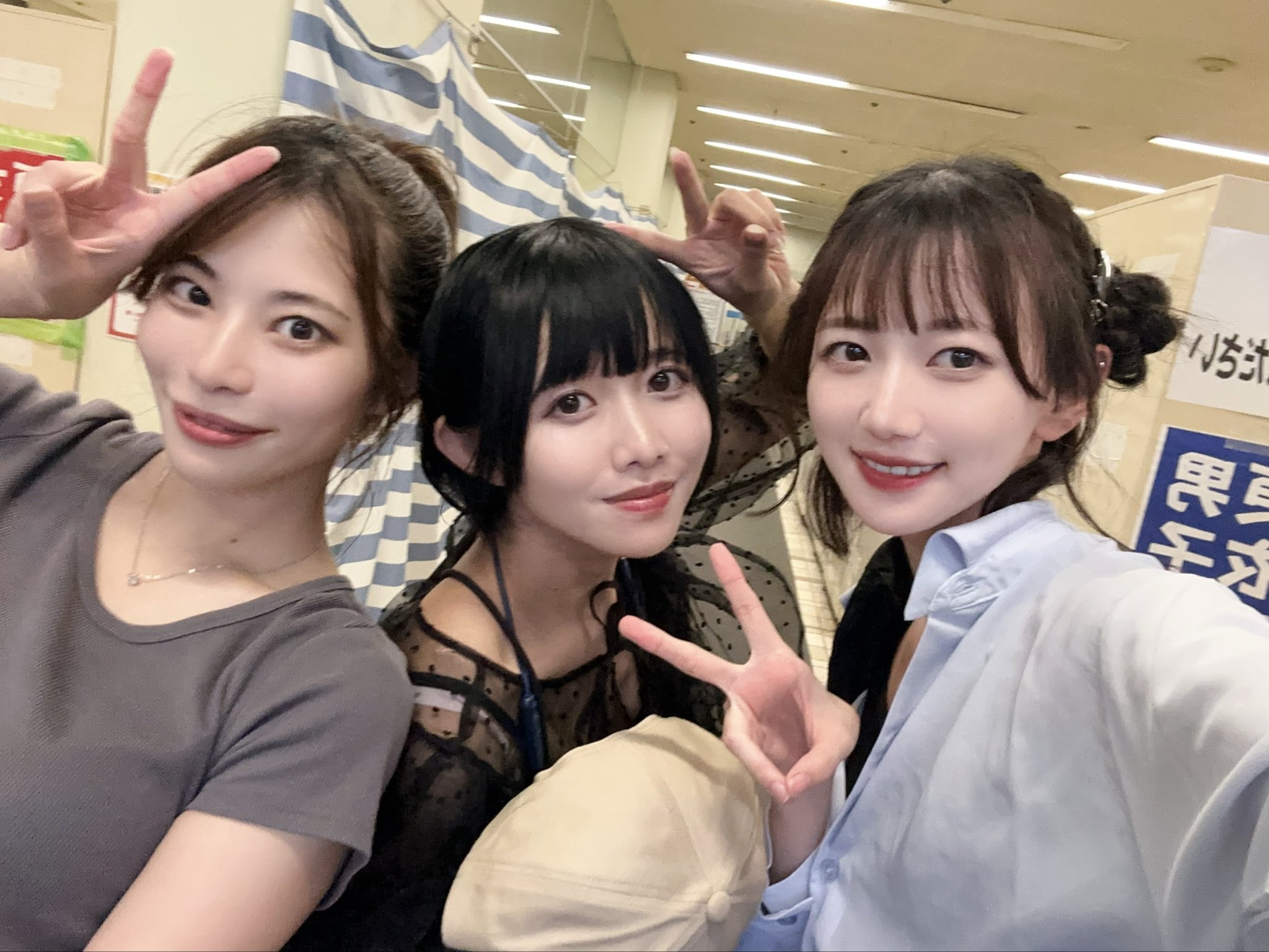 一番右の子がパンツ見せまくる