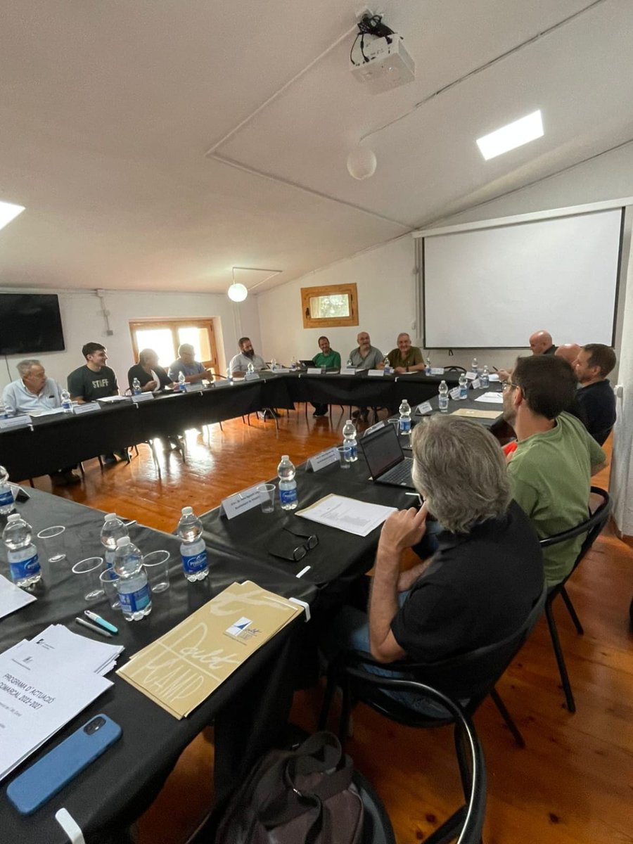 #Montral va acollir ahir el Consell d'Alcaldesses i Alcaldes de l'#AltCamp:

- Subv. de l'ACA per abastament i neteja de lleres
- Modificació del PAC 2023-27
- Jornada per una contractació pública socialment responsable dels ens locals a #Rodonyà el 16/10

tuit.cat/DMt71