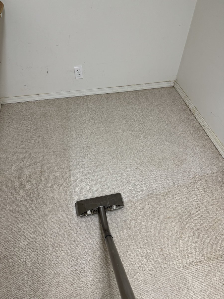 EdsCleaningHI's tweet photo. Is your carpet in need of a serious makeover? π§Όβ¨ Let us work our magic with a deep clean that will leave it looking and feeling brand new! Say goodbye to stains and odors, and hello to fresh vibes. π‘ #DeepClean #CarpetCare #FreshHome #CleaningMagic #GoodbyeStains #BigIsland https://t.co/kbHEKm0uma