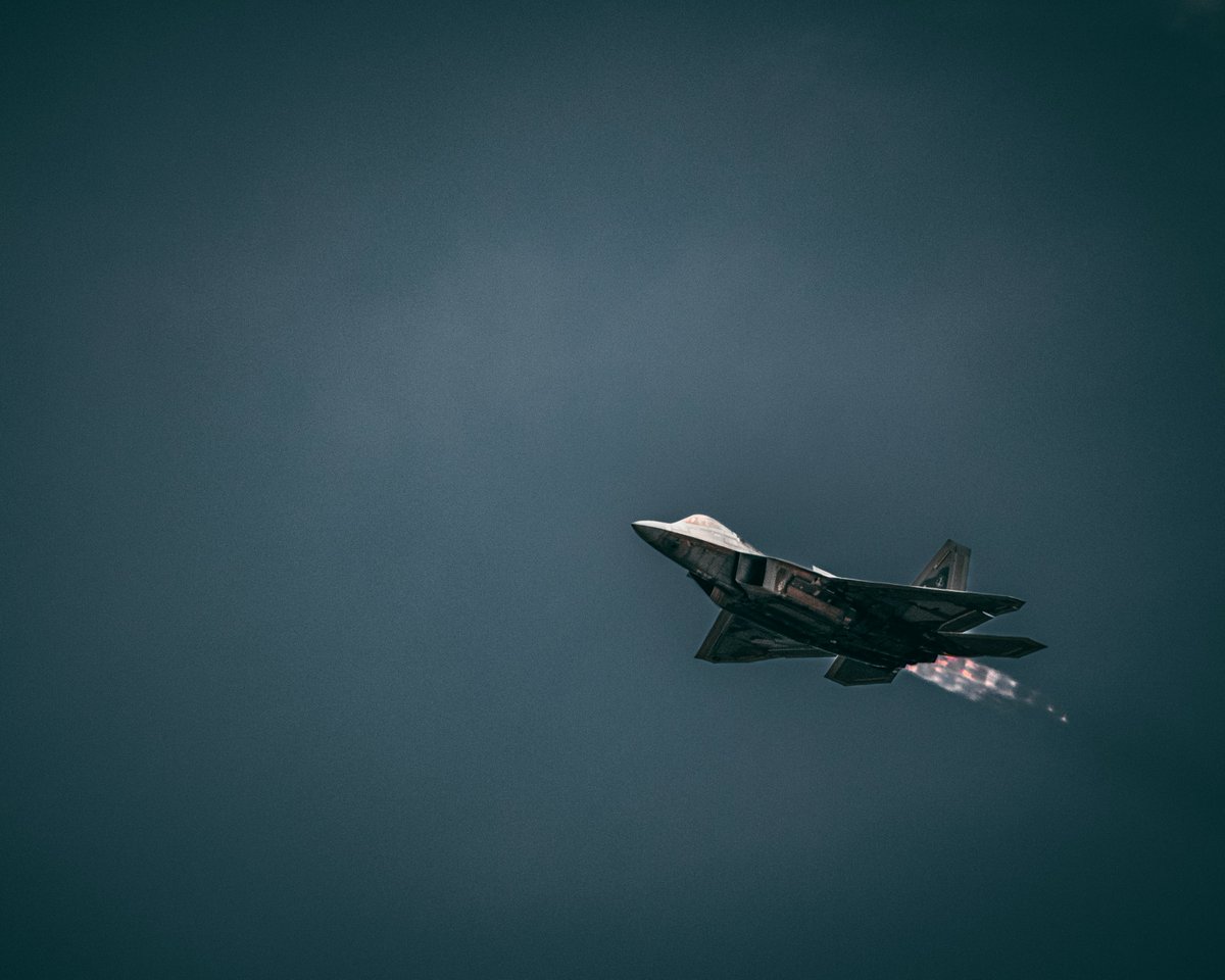 Roberto_yeager's tweet photo. Espectaculares #FOTONES de un #Lockheed F-22A #Raptor durante la exhibición del Kaneohe Bay Air Show (US Army photo by Pfc. Peter Bannister) #F22A https://t.co/QUnTIFctwl