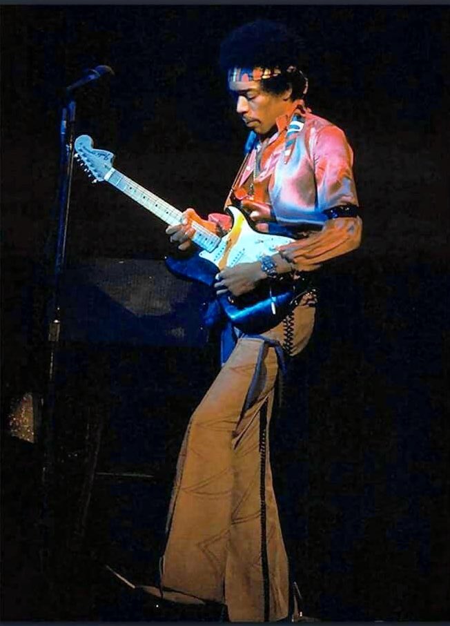 Jimi Hendrix performing Machine Gun, on New Years Eve/Day 1969/70. For months, he’d been struggling to find the right music for his times, with the Civil Rights struggle at home and wanton destruction over in Vietnam. With Machine Gun, he’d found it. 

youtu.be/Q7G5BgSiY7I?si…