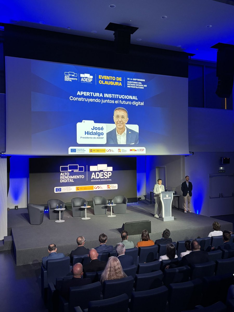 El Presidente de ADESP, <a href="/jhidalgomartin/">José Hidalgo Martín</a> da comienzo al evento con la apertura institucional. 🙌🏻

Entra al directo 👉 adesp.tv/videos/detail/…