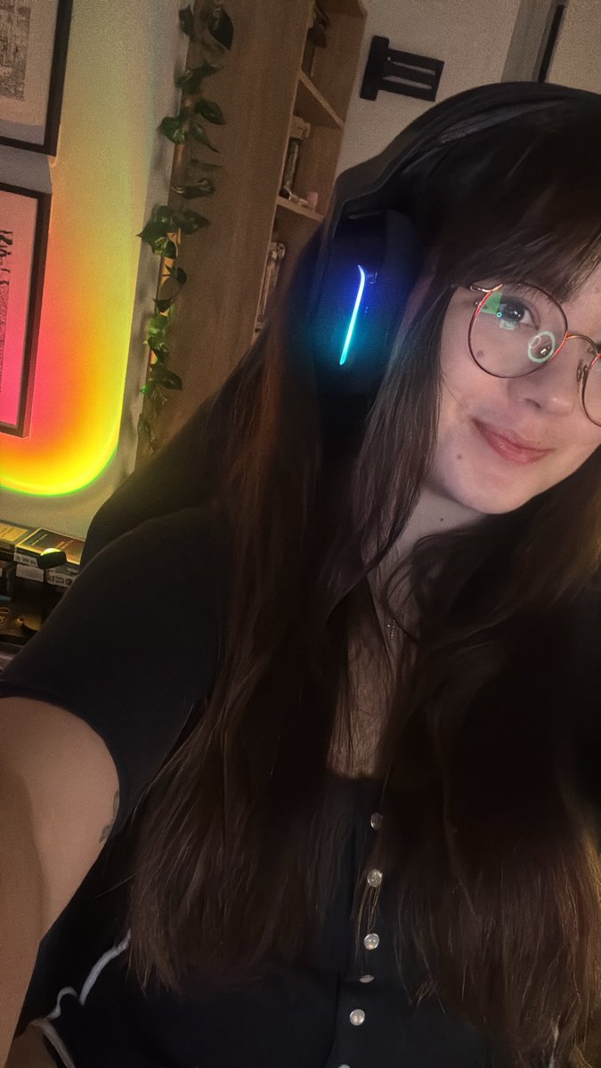 Ayo I’m live…again…and posting…again! What are the chances. HOLLOW KNIGHT SILKSONG! 
twitch.tv/renaissance101 
#Silksong #hollowkinghtsilksong