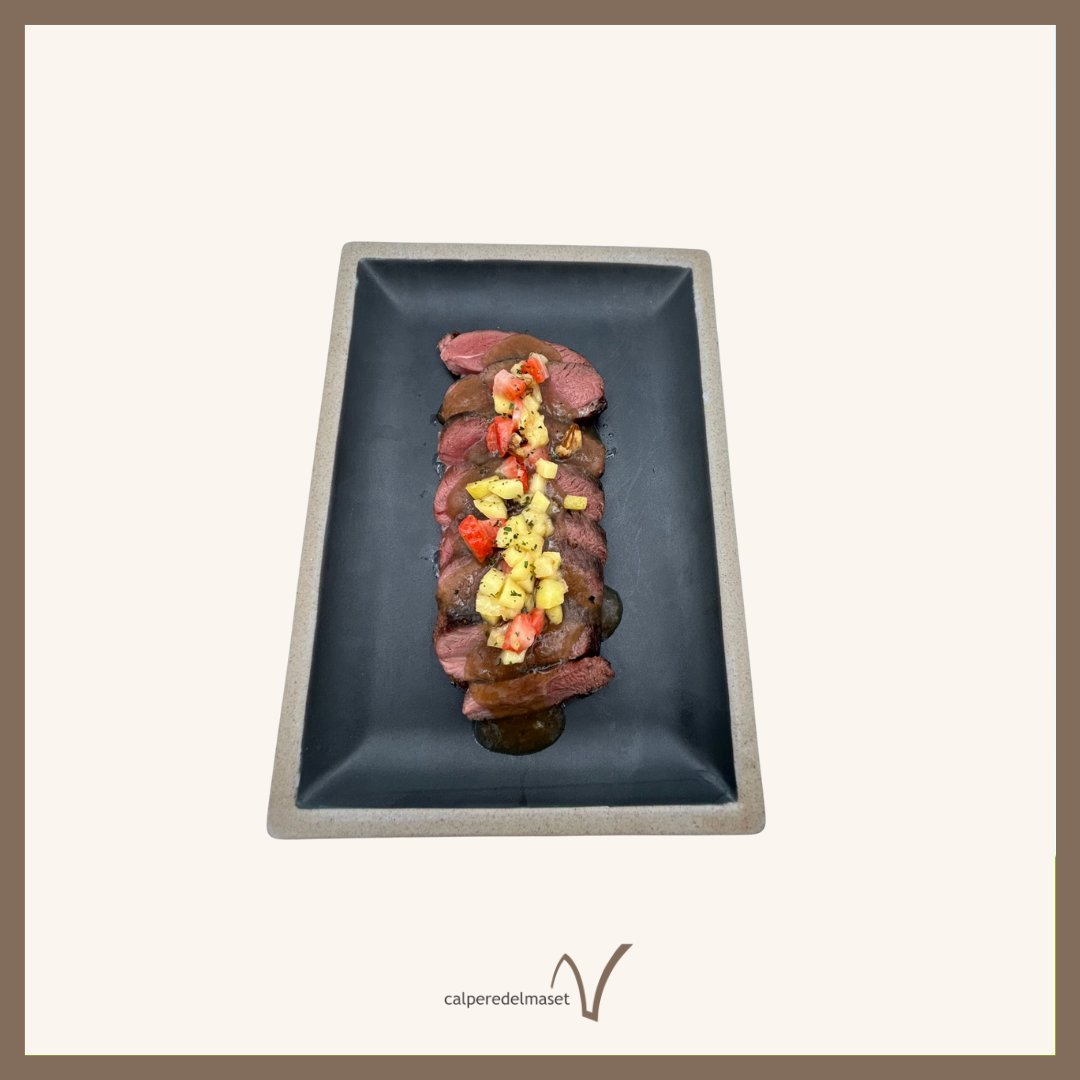 🍷✨ Hi ha plats que parlen per si sols. 

El magret d’ànec amb salsa d’Oporto és una combinació que conquista des de la primera mossegada: carn melosa i una salsa amb caràcter que l’arrodoneix a la perfecció. 🦆