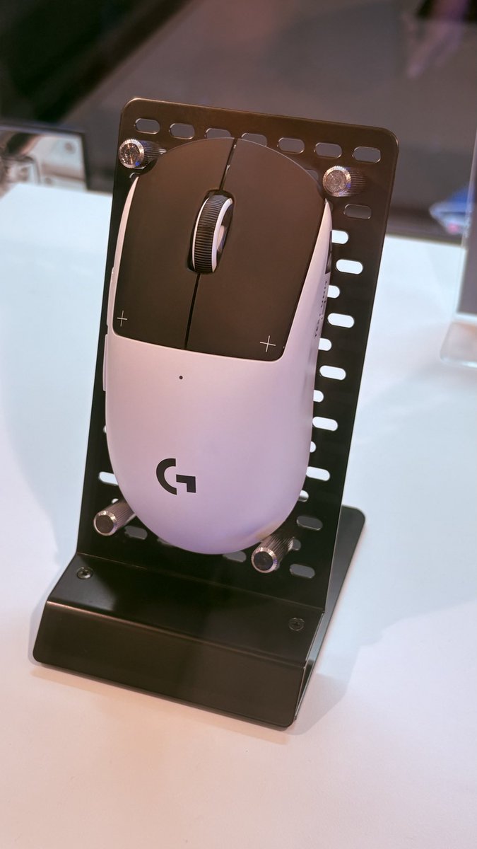 ve1cra's tweet image. 三田寺さんと一緒に来てて2人で色々見て回った
キーボードは打鍵感は静かで押しやすい、マウスは女の子でも扱いやすい大きさと軽さで、手が小さい私は全然馴染めた
新製品マウスのPRO x2super strikeもめちゃかっこいい

amazon.co.jp/stores/page/B5…

#PR
#LogicoolGPLAY2025