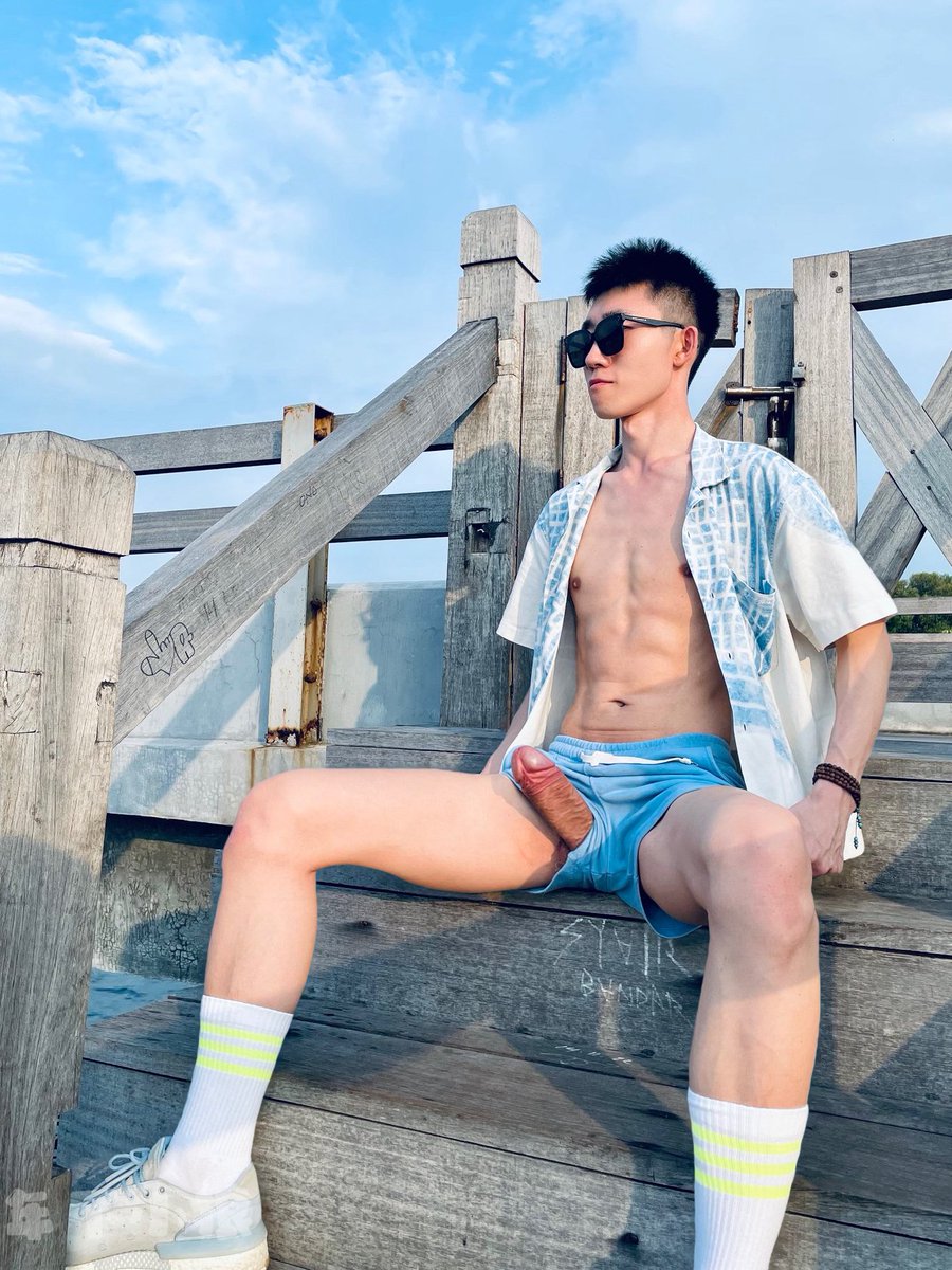 掏出大鸡吧透透气，硬的不行好想打桩操逼。生活需要刺激，欢迎闷骚的年上0来打招呼见面。